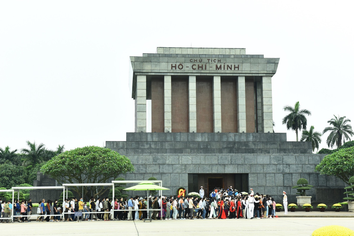 Dong nguoi trat tu xep hang vao lang vieng Bac Ho ngay thong nhat dat nuoc