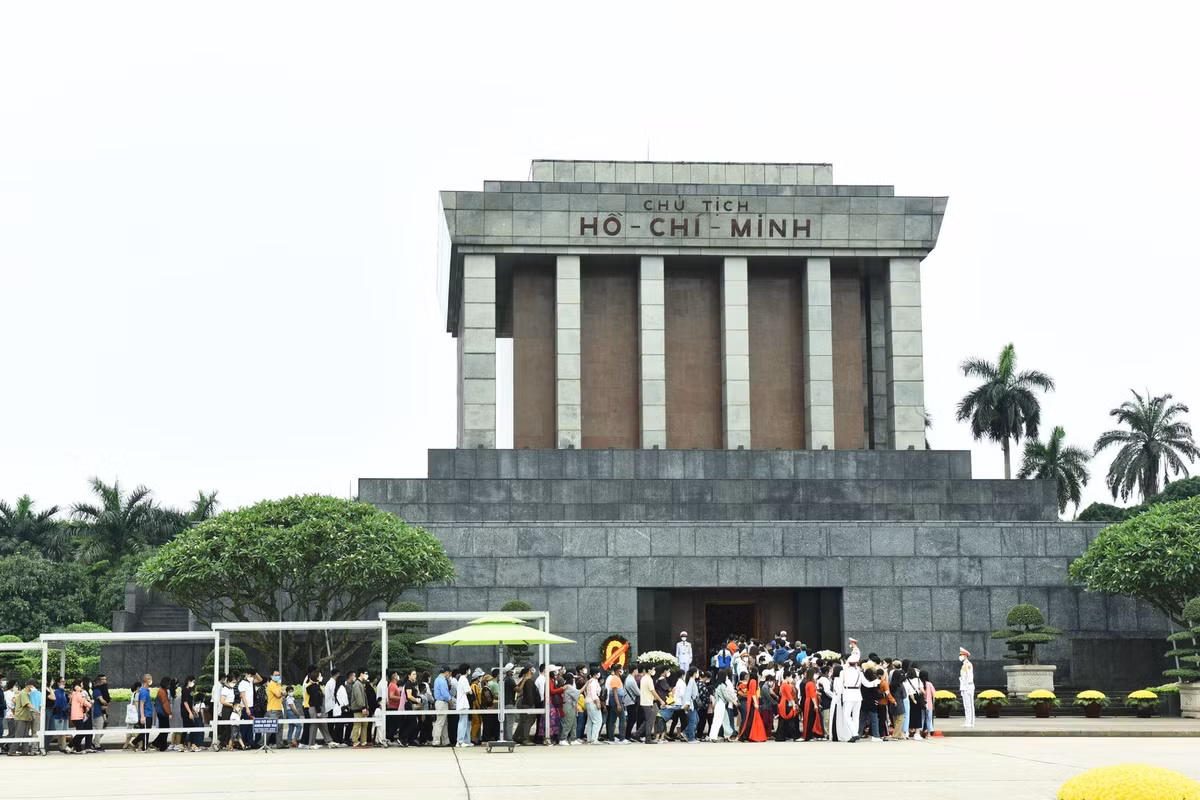Dong nguoi trat tu xep hang vao lang vieng Bac Ho ngay thong nhat dat nuoc