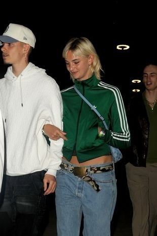 Romeo Beckham duoc don thoi dinh hon ban gai nguoi mau