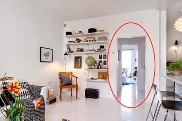 Cua phong ngu nen tranh nhung gi?