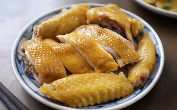 Thịt gà luộc có màu hồng, ăn có sao không? ảnh 2