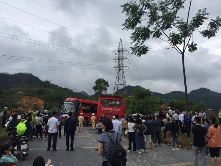 Mua lon, duong tron truot, 2 xe khach dau dau tren deo Pha Din-Hinh-2