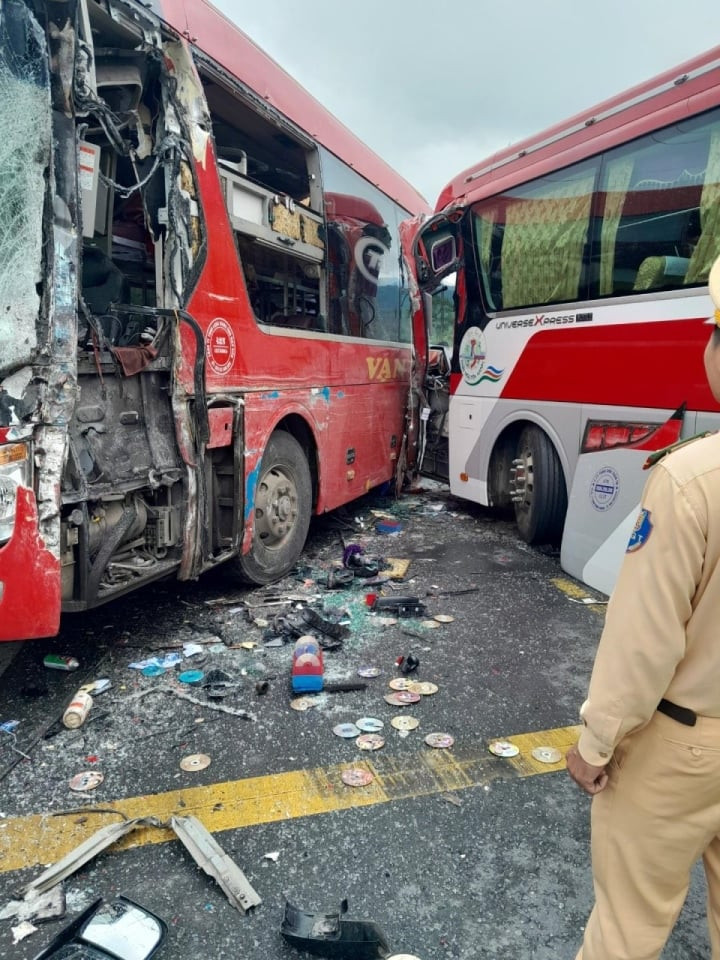 Mua lon, duong tron truot, 2 xe khach dau dau tren deo Pha Din