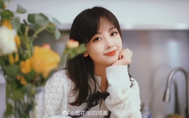 Loat MC bi cam song vi be boi doi tu, an mac qua sexy-Hinh-3