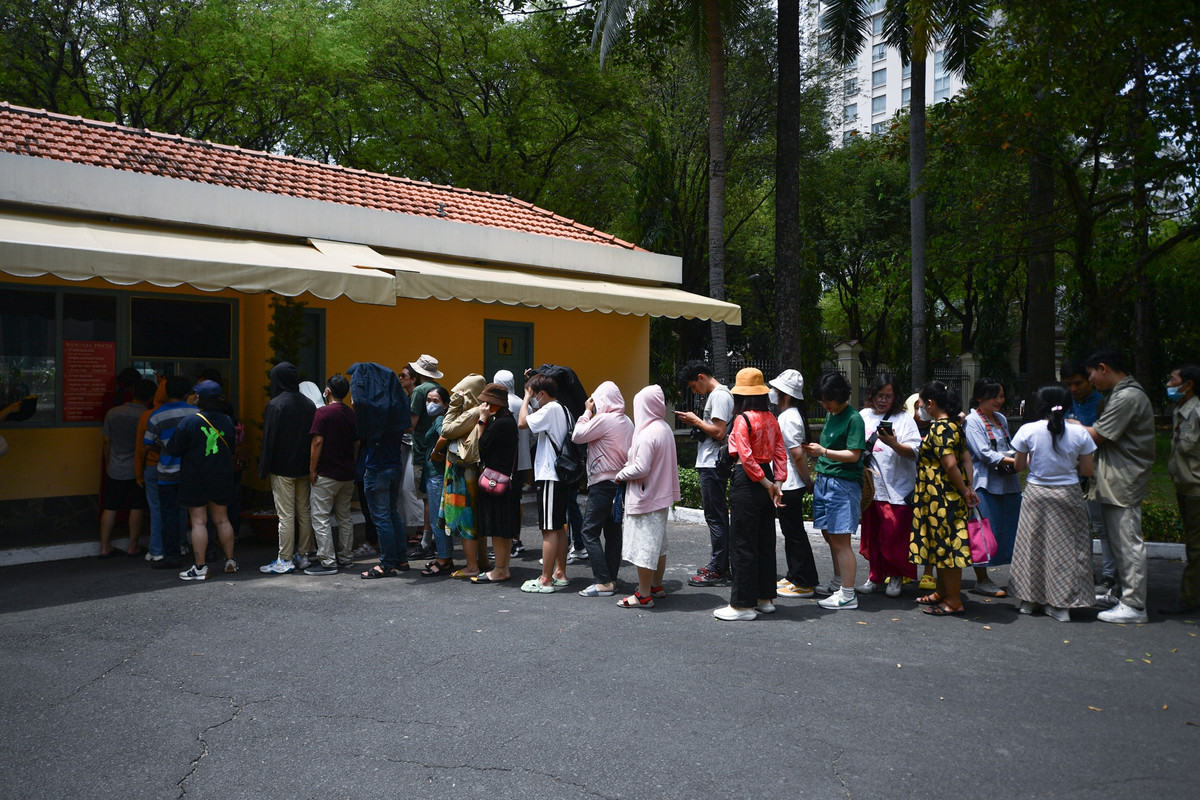 Hang dai nguoi xep hang, cho vao Dinh Doc lap sang 30/4-Hinh-4