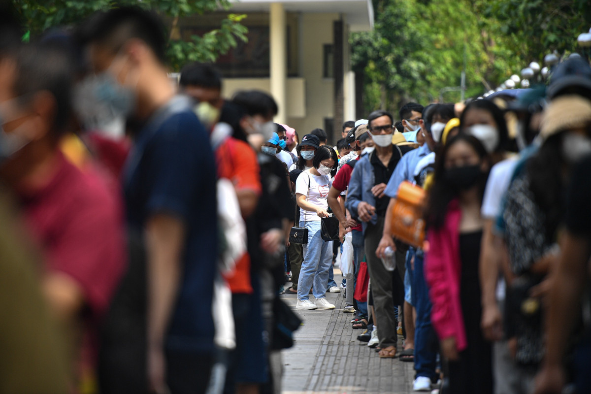 Hang dai nguoi xep hang, cho vao Dinh Doc lap sang 30/4-Hinh-2