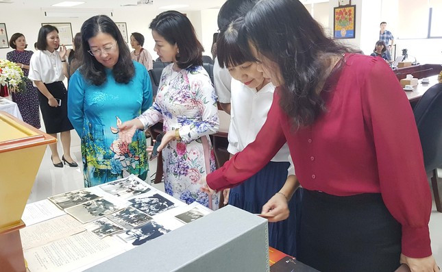 Ve hinh dang chiec ban dam phan tai Hoi nghi Paris-Hinh-3