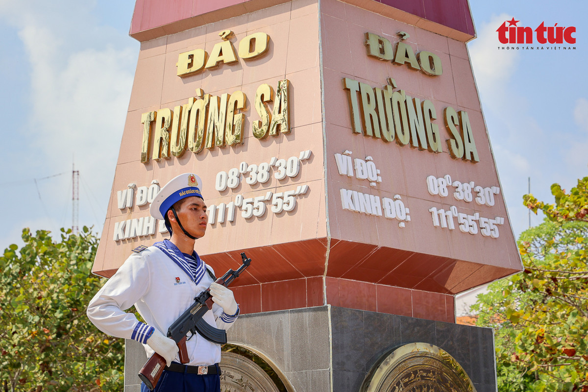 Thieng lieng le chao co To quoc tai Truong Sa