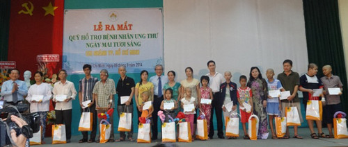 Quỹ hỗ trợ bệnh nhân ung thư Ngày mai tươi sáng Chi nhánh TP.HCM tặng quà cho các bệnh nhân nghèo.
