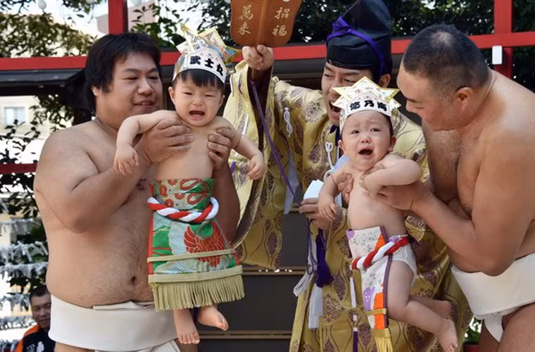 Dù vậy, chuyên gia chăm sóc sức khỏe trẻ em, tiến sĩ Penelope Leach cho rằng việc để bé khóc trong thời gian dài không hề có lợi.