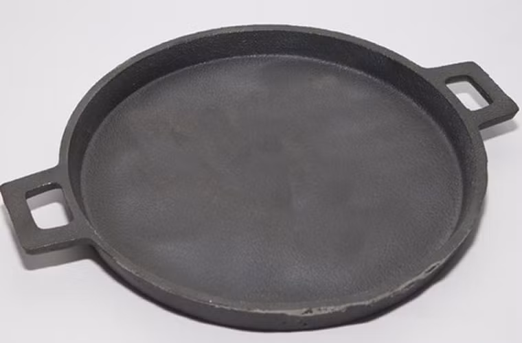 Lựa chọn chảo gang. Nhiều người ngại dùng chảo gang bởi nó mất nhiều thời gian để làm nóng. Tuy nhiên, chảo gang lại là lựa chọn hoàn hảo cho những ai muốn có được món gà rán đạt chuẩn. Nguyên nhân là chảo gang khá dày, giúp bạn dễ dàng kiểm soát lượng nhiệt cho món rán của mình.