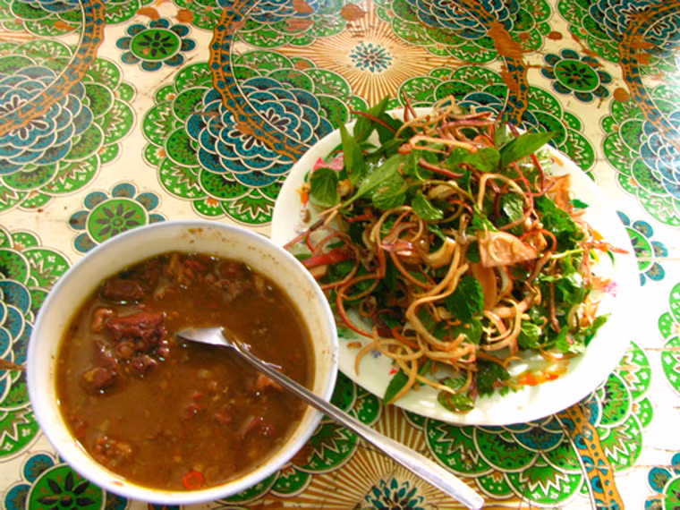  Nậm pịa. Theo tiếng Thái, “nậm” có nghĩa là canh, “pịa” là chất sền sệt ở trong ruột non hay phân non bò. Từ đó, có thể hiểu nậm pịa là món phân non ăn kèm với ngũ tạng đun kỹ.