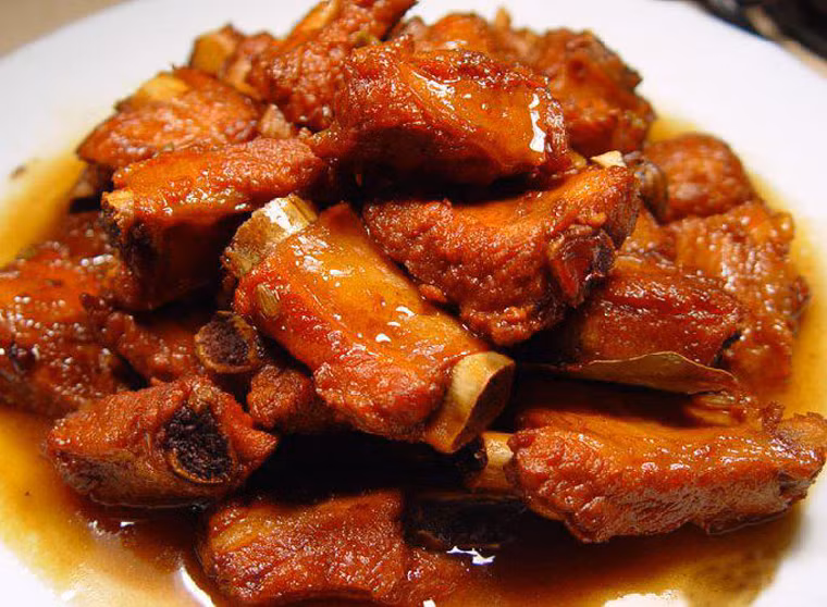 Sườn chua ngọt. Sườn chua ngọt xuất hiện đầu tiên tại vùng Vô Tích, Giang Tô. Ngày nay, món ăn phổ biến khắp Trung Quốc với sự kết hợp hoàn hảo của vị chua, ngọt, mặn. Tuy nhiên, không phải ai cũng có thể làm sườn chua ngọt ngon. Phải có bí quyết riêng thì miếng sườn mới chín, ngấm đều, vàng ruộm mà vẫn săn chắc.