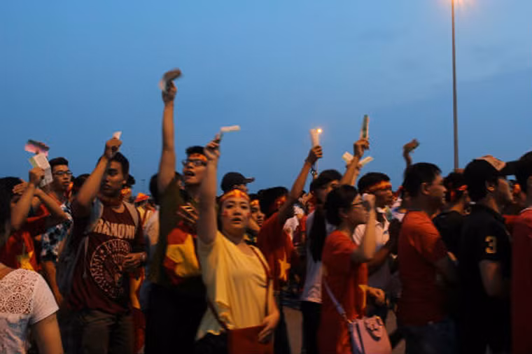 Xếp hàng dài trước giờ thi đấu để vào sân vận động.