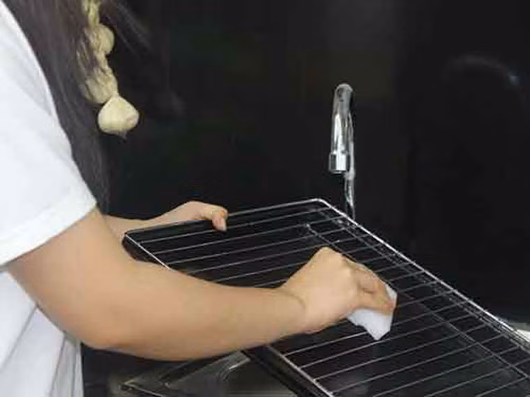 Sau khi chà kỹ những vết bẩn trong lò, bạn làm sạch lại bằng một miếng vải ẩm để có thể lấy đi lớp bụi mỏng do nước muối để lại. Tiếp theo, quét bụi những bộ phận ở đáy lò bằng một miếng vải khô.