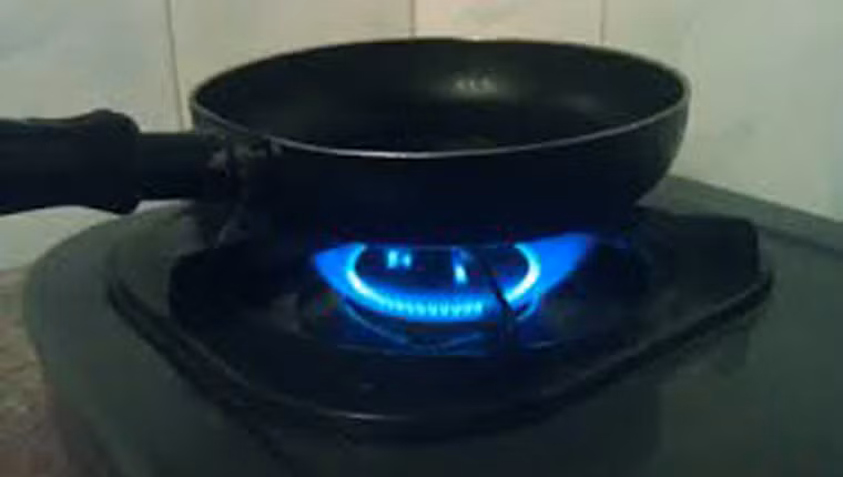 Điều chỉnh nhiệt độ. Nếu trong nhà sẵn có chiếc nhiệt kế chuyên biệt, khi làm nóng chảo, hãy “căn” khoảng 375 độ. Sau khi thả gà vào dầu nóng, điều chỉnh bếp sao cho nhiệt độ thu được chỉ khoảng 350 độ mà thôi.