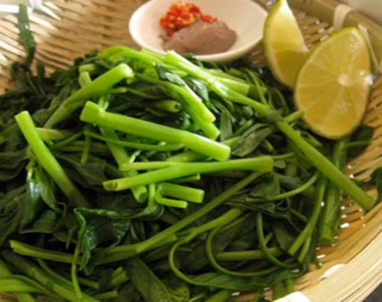 Sử dụng lò vi sóng, luộc rau quá nhừ. Rau chứa nhiều vitamin, khoáng chất có lợi cho sức khỏe. Tuy nhiên, việc sử dụng lò vi sóng với mức nhiệt cao hoặc luộc rau quá nhừ dễ khiến các dưỡng chất này “bốc hơi” hoặc hòa tan trong nước. Chẳng hạn, các loại rau họ cải khá giàu Sulforaphane – một hợp chất có đặc tính chống ung thư mạnh sẽ dễ dàng mất đi khi chế biến theo cách trên.