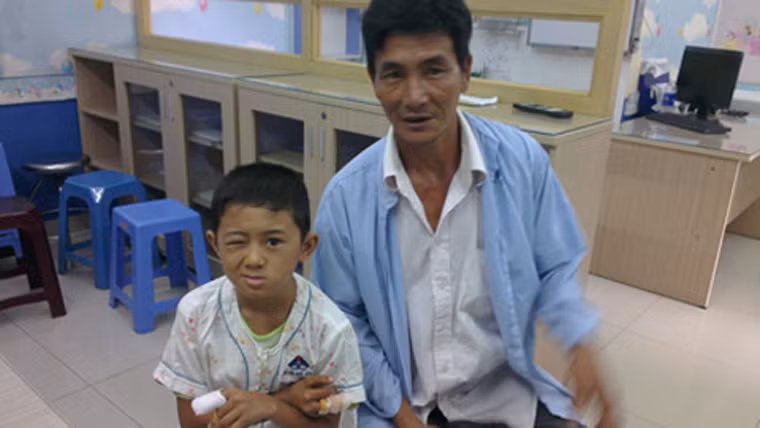 Mới đây nhất, ngày 5/9/2014, dư luận không khỏi xót xa cho trường hợp cháu Nguyễn Chí Tú (11 tuổi, trú tại Ninh Phước, Ninh Thuận) khi đang cầm chiếc điều khiển đồ chơi thì viên pin bất ngờ phát nổ. Tai nạn khiến em buộc phải nhập viện trong tình trạng mất 3 ngón tay, rách giác mạc, đục, vỡ thủy tinh thể, có dị vật nằm sâu trong mắt.