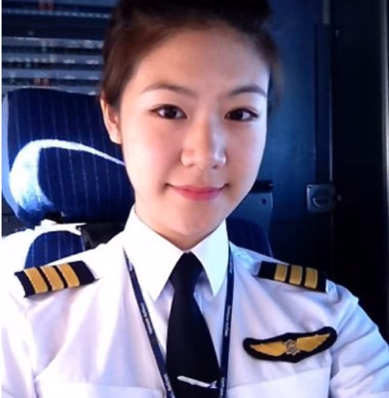 Huỳnh Lý Đông Phương lái máy bay cho Vietnam Airlines từ khi cô mới 23 tuổi. Đến bây giờ, cô đã có 4 năm kinh nghiệm. Cô cho biết, phi công là nghề mà cô ước mơ từ nhỏ. Mặc dù bố mẹ không ủng hộ, nhưng bằng nhiều nỗ lực Phương đã thuyết phục được gia đình.