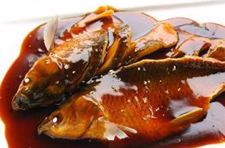 Cá sốt dấm. Xuất hiện từ thời nhà Tống song nhờ hương vị thơm ngon đặc biệt nên cá sốt dấm vẫn được lưu truyền đến tận ngày nay. Cá có vị chua ngọt tự nhiên nhờ dung dịch sốt dấm trộn đường.