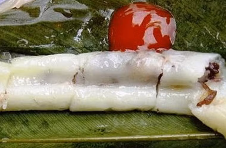 Bánh ngon nhất khi ăn nóng, lúc mới vớt trong nồi khói bốc nghi ngút.