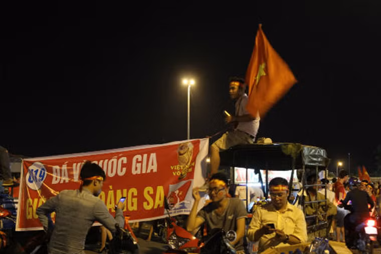 Khẩu hiệu: Đá vì quốc gia, gửi tặng Trường Sa.