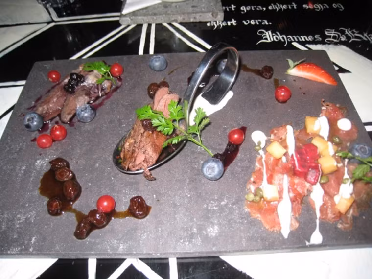 Để có được quả tim còn ấm, đập phập phồng trên đĩa, người ta sẵn sàng tóm gọn chú chim đáng thương, dùng vật nhọn đưa vào cổ, lột da và móc lấy trái tim để thưởng thức.