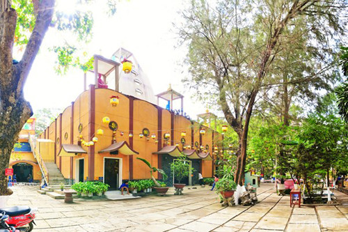 Bảo tháp cất giữ xá lợi được đặt phía sau thánh tượng ngũ trí Như Lai, trên mái chùa Tây Tạng, Bình Dương.