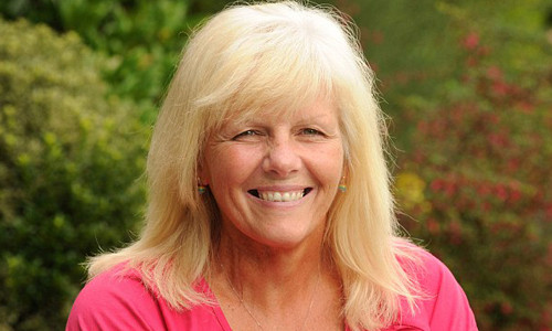 Tracey Stear cứ ngỡ mình mắc chứng viêm amidan dù cổ họng xuất hiện khối u to như quả trứng ngỗng.