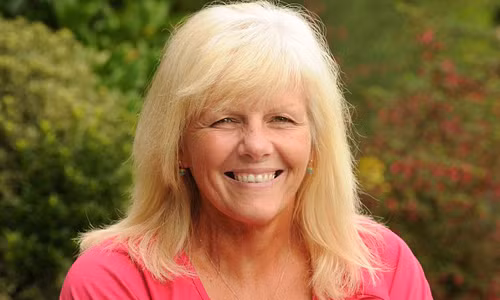 Tracey Stear cứ ngỡ mình mắc chứng viêm amidan dù cổ họng xuất hiện khối u to như quả trứng ngỗng.