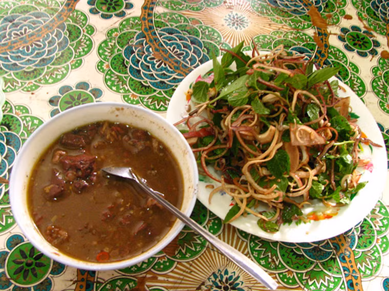 Nậm pịa được dùng như một thứ thức chấm cho các món thịt nướng. Tuy nhiên, nó có thể thưởng thức trực tiếp như một loại canh. Nhiều người, nhất là dân miền xuôi lên khó có thể “liều” mình ăn nậm pịa vì mùi khó ngửi phát ra. Tuy nhiên, khi đã ăn đôi ba miếng, bỏ qua những ác cảm ban đầu về mùi vị, bạn sẽ cảm nhận sự quyến rũ của các nguyên liệu từ núi rừng.