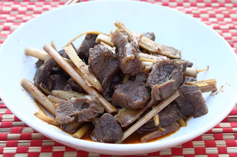 Bắp bò kho gừng. Với cách chế biến khá đơn giản, bắp bò kho gừng có sức lôi cuốn mạnh mẽ nhờ màu nâu sậm xen màu trắng trong của gân, thơm mùi sả, phần thịt mềm mà không nát, gân dẻo mà không dai.