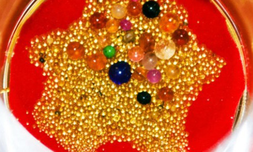 Hình ảnh được cho là những hạt xá lợi Phật linh thiêng.