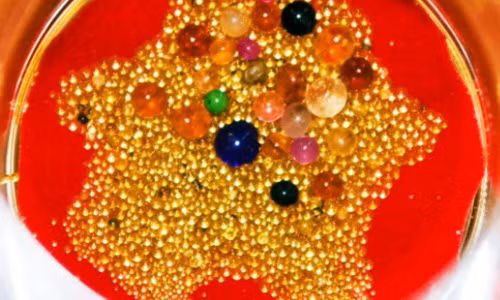 Hình ảnh được cho là những hạt xá lợi Phật linh thiêng.