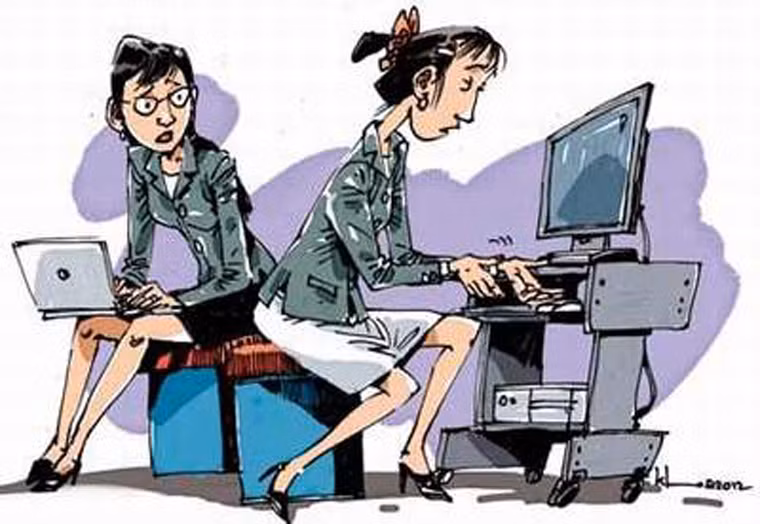 Ngồi nhô đầu về phía trước. Thói quen này thường được hình thành một cách tự nhiên nếu như bạn không chú ý điều chỉnh dáng ngồi. Thay vì được thư giãn, làm việc trong tư thế này khiến các cơ trở nên căng thẳng không cần thiết. Dần dà, gây nên những cơn đau mãn tính, tổn thương vùng vai và cổ.