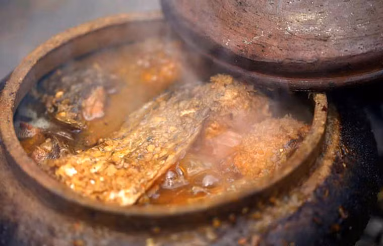 Cá kho niêu đất Vũ Đại. Cá kho là món ăn quen thuộc với nhiều gia đình song cá kho Hà Nam tạo được thương hiệu riêng nhờ khâu chế biến cầu kỳ cùng hương vị hấp dẫn. Nguyên liệu được chọn làm món ăn thường là cá trắm đen, làm sạch rồi đặt vào niêu đất. Dưới niêu được lót lớp riềng nhằm tránh cá bị cháy khi kho suốt 10 – 12 giờ. Cá kho đúng điệu khi khúc cá có màu nâu sậm, thịt mềm, xương tan… ăn không phải bỏ đi chút nào.