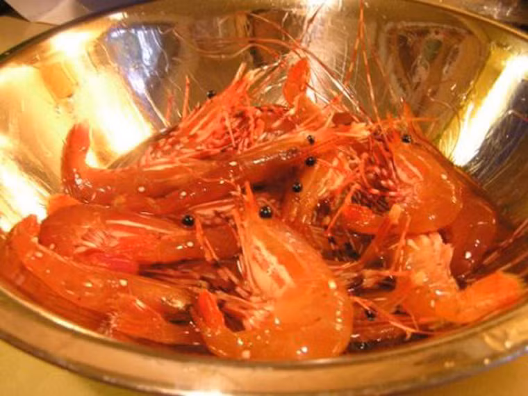 Tôm say rượu. Là món ăn phổ biến ở Chiết Giang, phía đông nam Trung Quốc. Để có được những con tôm ngà ngà say, người ta làm sạch rồi cho tôm ngâm vào tô chứa đầy rượu, ớt, dấm và tỏi. Đợi khoảng 30 phút khi thực phẩm đã ngấm, người ta dùng lửa châm vào rượu, làm chín rồi thưởng thức một cách ngon lành.