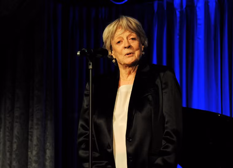 Dame Maggie Smith. Là một trong những nữ diễn viên ăn khách, Dame phát hiện mình mắc ung thư vú khi đang bận rộn với bộ phim Harry Potter And The Half – Blood Prince năm 2008. Các bác sĩ quyết định thực hiện hóa trị liệu chuyên sâu cho Dame. Bất chấp tình hình sức khỏe, Dame vẫn hoàn thành tốt vai diễn của mình. Ấn tượng duy nhất của cô là trải nghiệm với mái tóc giả để che đi phần đầu trọc lốc khi thực hiện vai diễn.