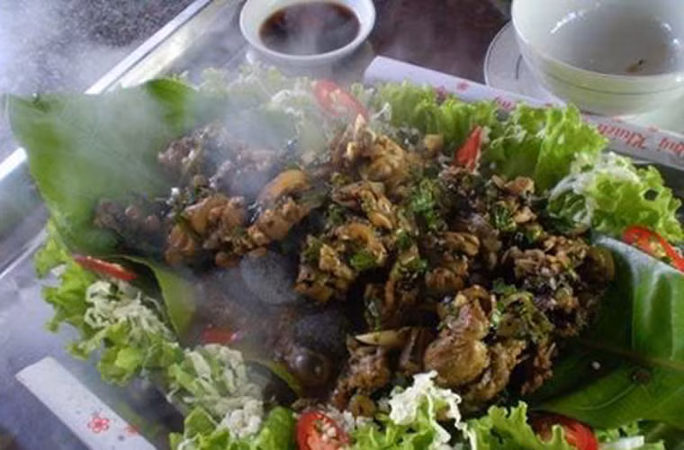 Món ăn tuyệt ngon khi thưởng thưởng thức nóng hổi, chấm ớt cay và rôm rả tụ tập cùng bạn bè trong những ngày trở lạnh.