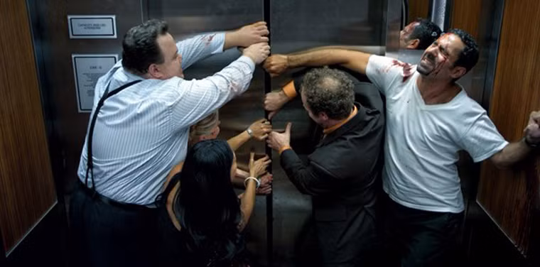 Tránh dùng vật cứng cậy, phá cửa thang máy vì không giúp được gì còn làm hỏng thêm thiết bị. Đôi khi hoạt động này còn gây nguy hiểm cho người bên trong hoặc cản trở cứu hộ.