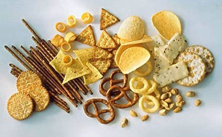 Bim bim. Nhiều trẻ em thích thú với đồ ăn vặt này song nó hoàn toàn không có lợi. Nhìn chung, các loại bim bim thường chứa nhiều muối, chất béo trans, dầu mỡ… làm tăng nguy cơ ung thư cùng các bệnh như Alzheimer, Parkinson, Lou Gehrig, tổn thương não…