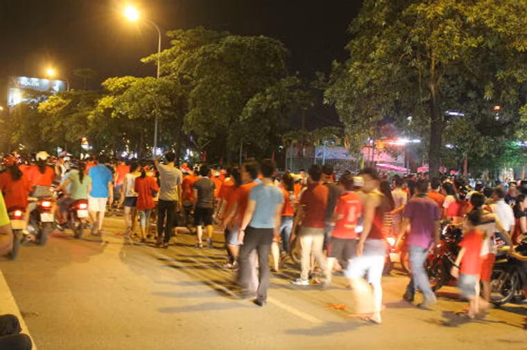 Dù vậy, tình trạng tắc đường vẫn xảy ra, nhiều cổ động viên nhà gần đã chọn giải pháp đi bộ.