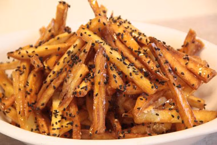 Hoặc khoai lang chiên tẩm vừng ăn vặt ngày cuối tuần.