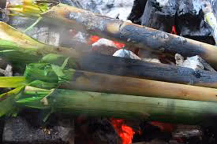 Khi thưởng thức, người ăn chỉ cần dùng dao chẻ đôi ống tre giống như chẻ ống cơm lam, gỡ từng thớ thịt ra bày trên đĩa. Thịt nướng kiểu này sẽ không bị mất nước, đậm gia vị và phảng phất mùi thơm thoang thoảng của thịt trâu và tre tươi.