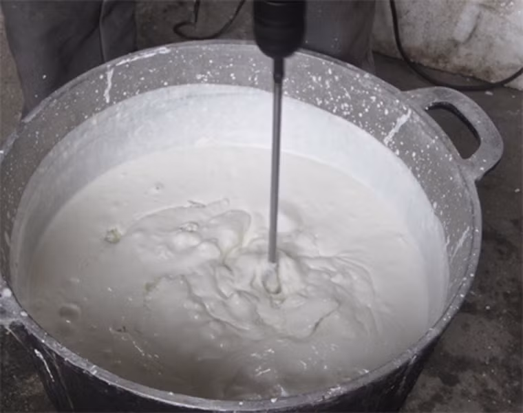 Để bánh ngon, khâu chọn gạo làm bột là quan trọng nhất. Cụ thể, gạo không được quá khô cũng không nên quá dẻo nhằm tránh nhão nát khi chín. Sau khi chọn được gạo, người ta ngâm chừng 3 – 4 giờ, vo sạch để ráo rồi xay bằng nước vôi trong. Toàn bộ số bột thu được tiếp tục đưa lên bếp, chưng đều cho chín tới khoảng 70%.