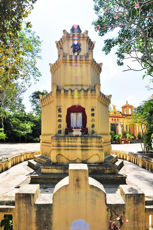 Khu mộ Nhẫn Tế thiền sư tại chùa Thiên Chơn, Bình Dương.