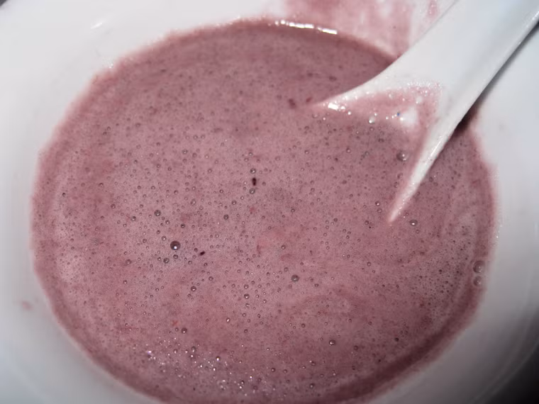 Dù quen thuộc song nhiều người khó có thể làm quen được với mùi vị đặc trưng cũng như màu sắc kém hấp dẫn của nó. Đặc biệt, nếu tường tận về các công đoạn chế biến, không dễ gì “dụ” họ làm quen với mắm tôm.