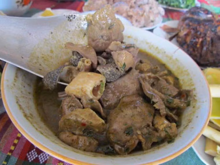 Khâu lấy pịa khá công phu. Cụ thể, phần ruột non ngay sau khi lấy ra từ thân thể bò phải dùng lạt thắt chặt hai đầu ngăn cách với ruột già và dạ dày, để chất nhũ tương trong ruột non không pha tạp. Ở đó, chất dịch nhũ tương trong ruột non là phần tinh túy nhất, là thức ăn được chuyển hóa chuẩn bị ngấm qua mạch máu nuôi dưỡng cơ thể, đồng thời mang vị đắng của mật, vị ngọt của protein.