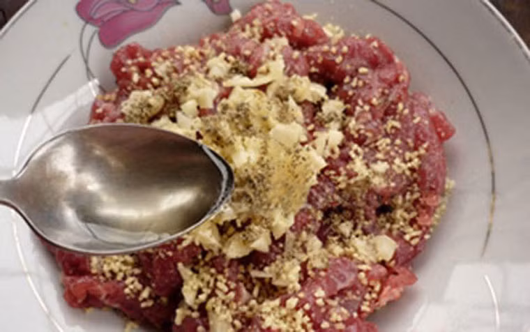 Sau khi xẻ thịt trâu, người ta nhanh tay thái thành từng thớ mỏng, băm sả nhuyễn. Tất cả các gia vị được trộn đều với nhau sao cho vừa ăn.