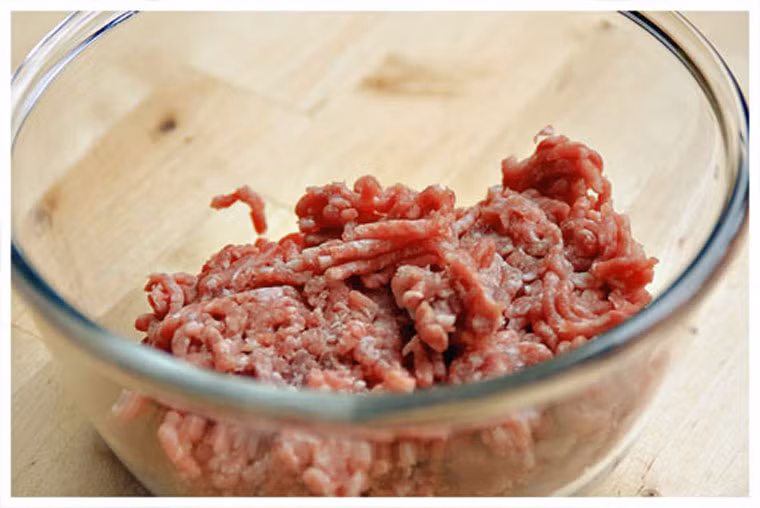 Để làm nên chiếc bánh hấp (buuz), các đầu bếp sẽ chuẩn bị nhân bánh bằng nguồn nguyên liệu sẵn có như thịt cừu hoặc bò kết hợp với hành tây, tỏi và gia vị.